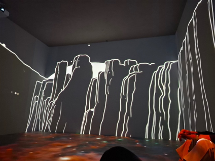 Experiencing the immersive installation “Immerse in Meteora”.
